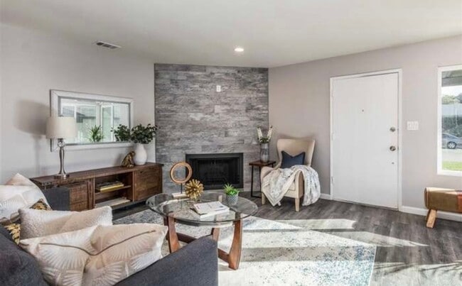 Foto del edificio - 3 bedrooms remodeled single level home in ...