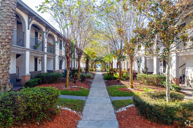 Patio - Goldelm at Valencian