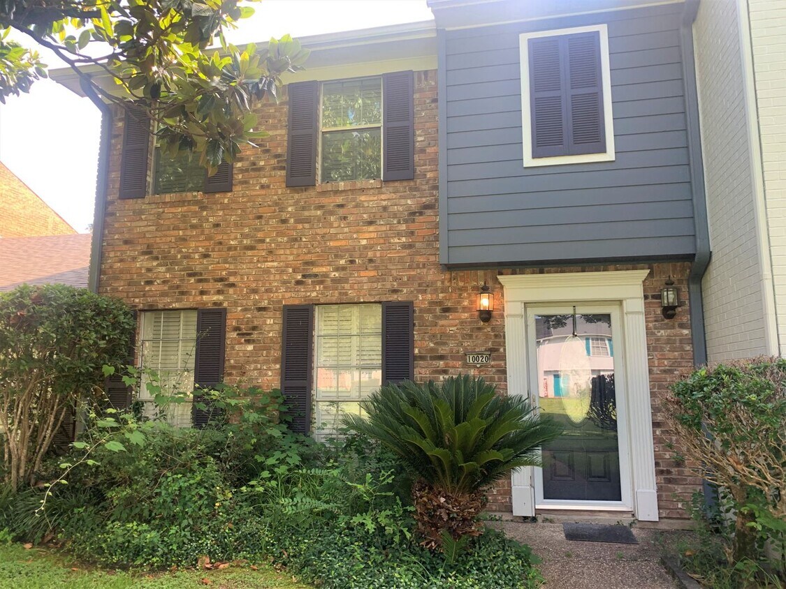 Foto principal - 3 BEDROOM, 2 1/2 BATHROOM CONDO IN GATED W...
