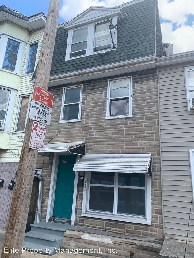 Primary Photo - 4 br, 1 bath House - 325 S. Queen St.