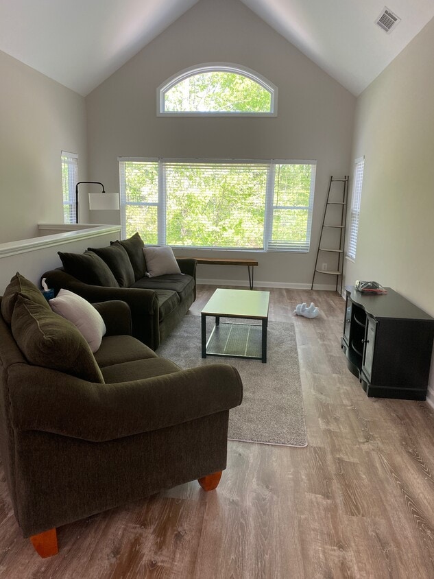 Shared family room - 216 Pointe Cir