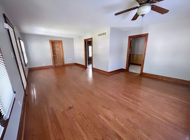 Building Photo - 1321 E Osie St