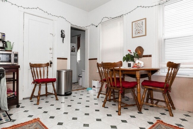 Foto del edificio - NO FEE!   BRIGHTON 3 BED WITH NO BROKER FEE AVAILABLE FOR A JULY 1ST MOVE-IN
