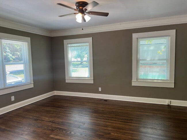 Building Photo - Freshly Updated 3/1 Duplex in Spartanburg