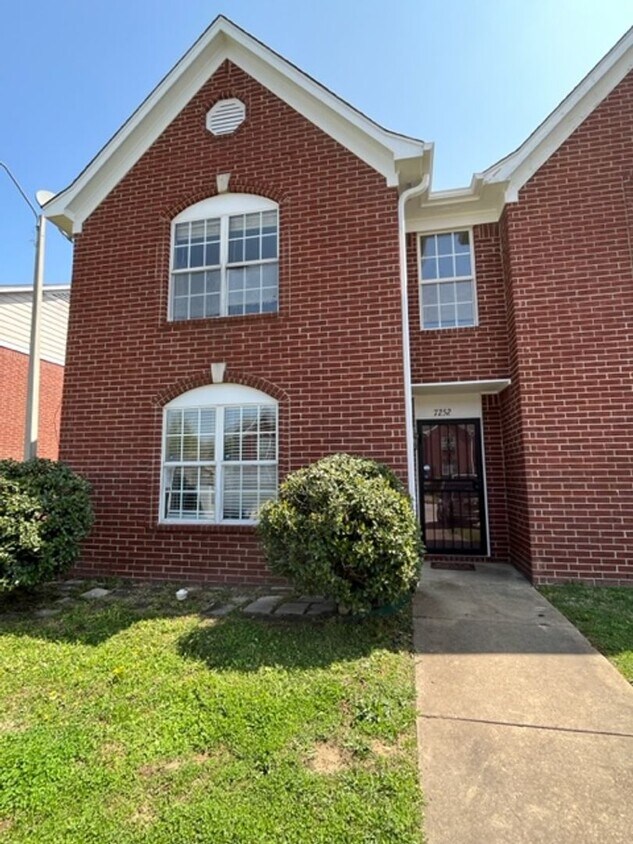 Foto principal - Renovated 3 Bedroom 3 Bath Townhome for Rent!