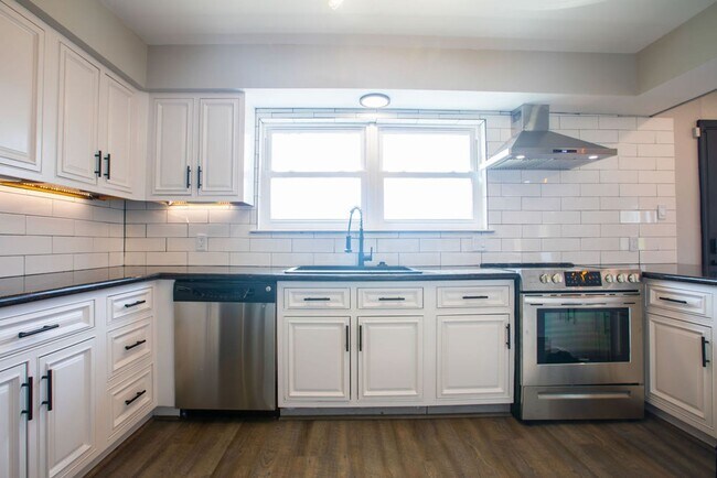 Photo - Spacious Modern Living House