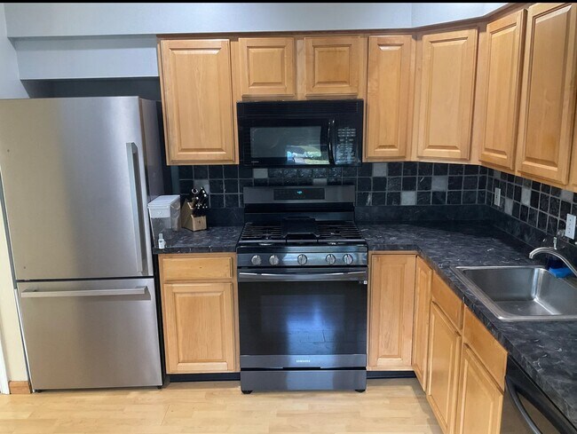 Building Photo - 42 Hemlock Dr
