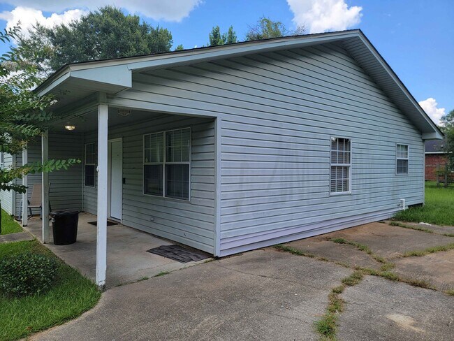 Building Photo - 204 Reca St