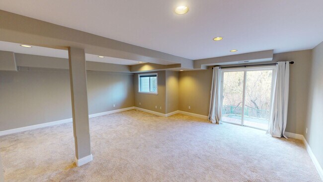 Building Photo - HUGE BONUS ROOM OR 4TH BEDROOMWOODHAVEN!!!...
