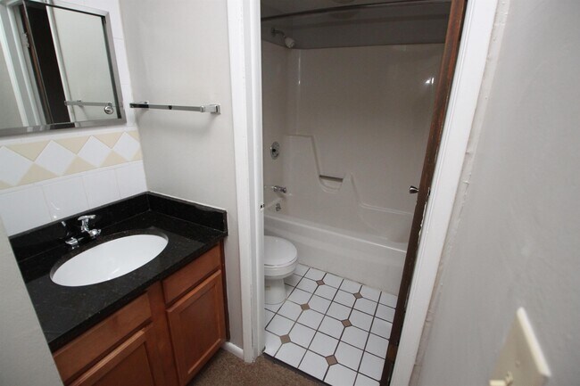 Building Photo - 910 McKnight Cir
