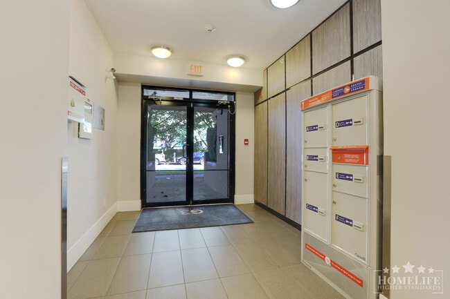 Building Photo - Beautiful 1 Bedroom Top-Floor Condo with Soaring 11-Foot Ceilings in Guildford