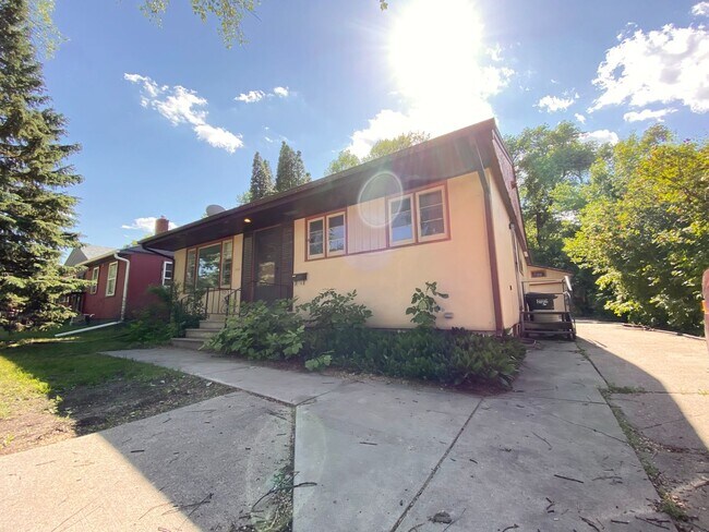 Foto del edificio - Charming 3 Bed, 2 Bath Home with Fenced Yard & Double Garage