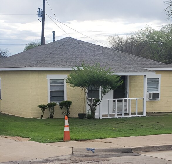 Primary Photo - 820 Ford St