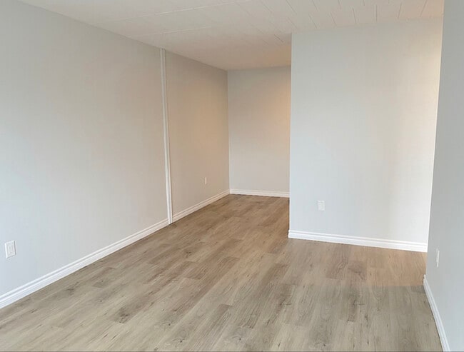 Building Photo - 471 Tecumseh Rd W