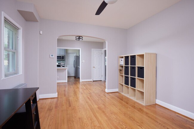 Foto del edificio - Charming 3BR/2BADetached Bungalow Blocks to the Arboretum is Move-in Ready!