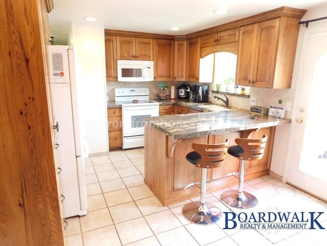 Building Photo - Amazing 3 Bedroom home with large maintain...