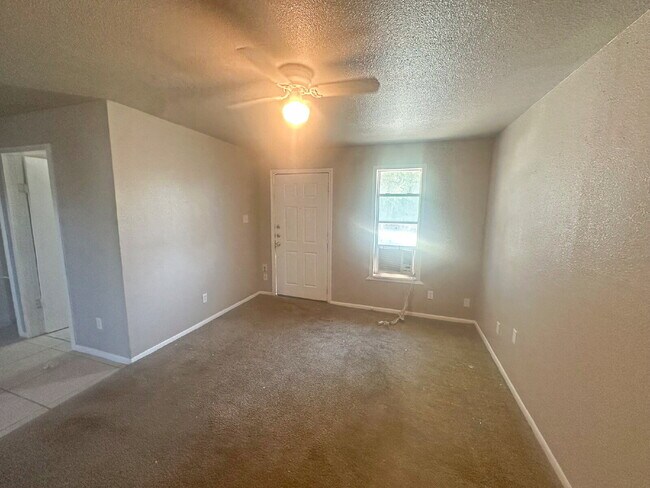Foto del edificio - 2 Bedroom, 1 Bath Apartment
