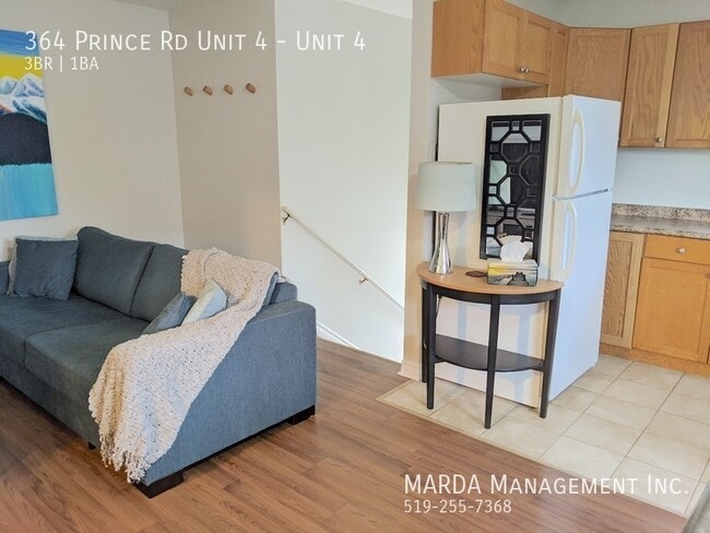 Photo du bâtiment - COZY 3 BED/1 BATH - WEST END PLUS HYDRO, GAS & WATER!