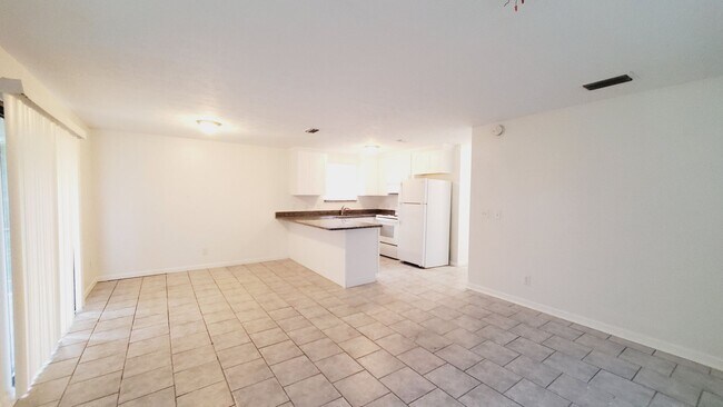 Foto del edificio - 807 4th Ave SW Ruskin, FL 33570 January Mo...