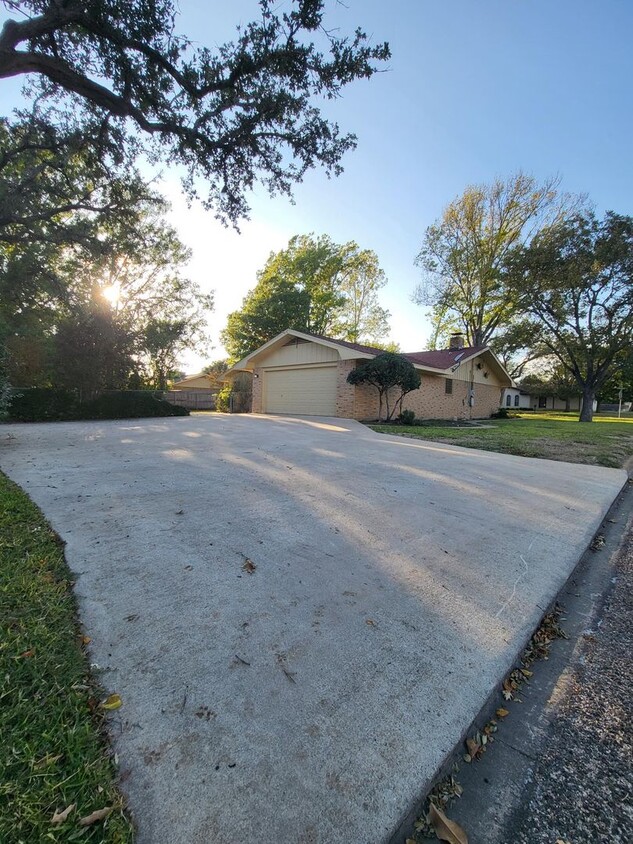 Building Photo - Very nicely renovated 3 bedroom 2 bath home