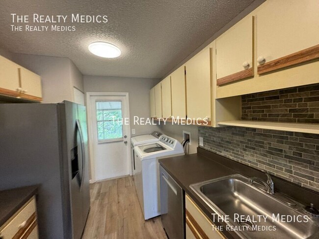 Building Photo - 836 W Rosewood Ln