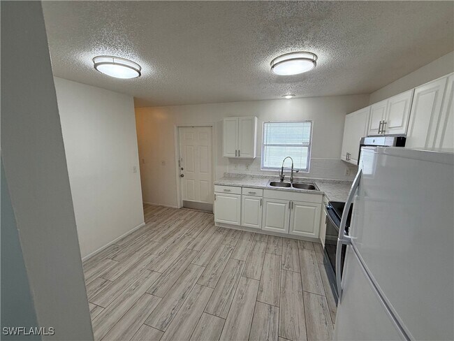 Foto del edificio - 3085 Barrett Ave