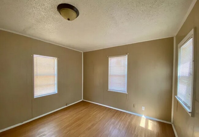 Building Photo - Cutie in Arnett Benson! Great 2/1 Near Sch...