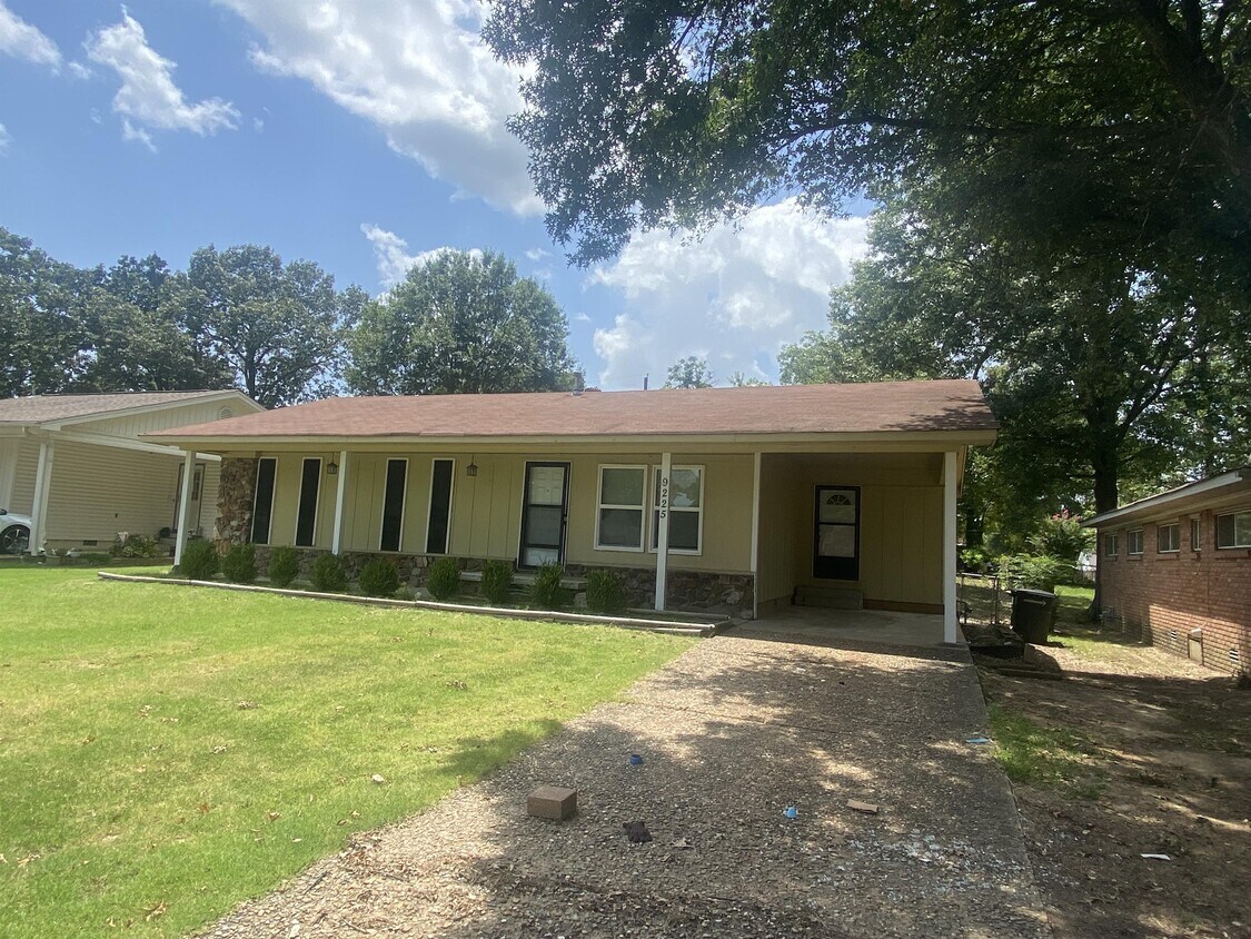 Primary Photo - 9225 Woodbine St