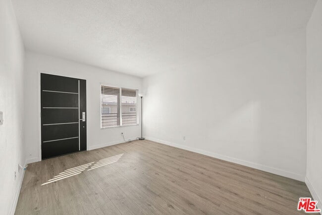 Foto del edificio - 1310 W Valencia Dr