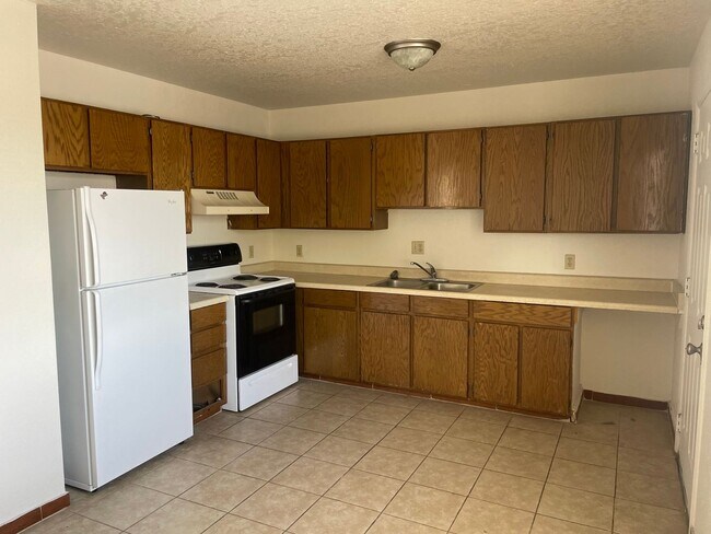 Building Photo - Diamond Ridge 02