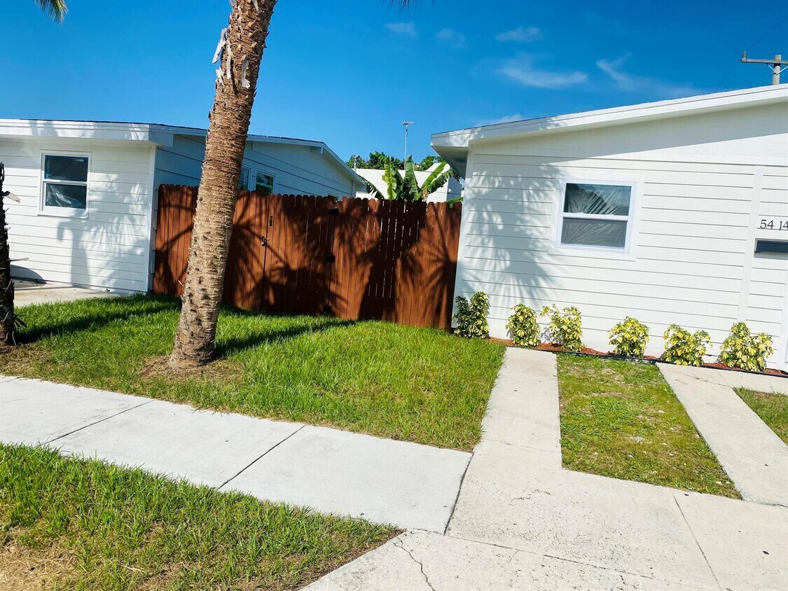 Primary Photo - 5414 Manning Ave