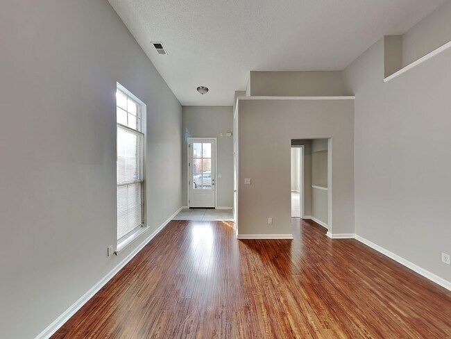 Building Photo - 7557 Glen Laurel Way