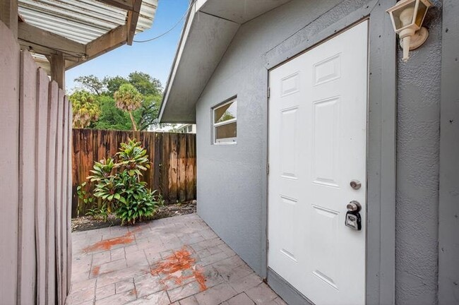 Building Photo - 2500 SW 18th Terrace
