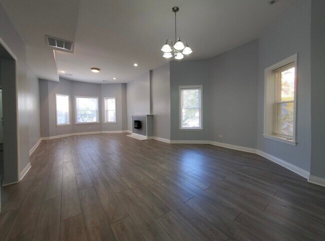 Building Photo - 943 W 59th St
