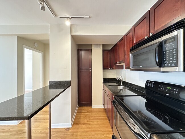 Foto del edificio - 4180 N Marine Dr