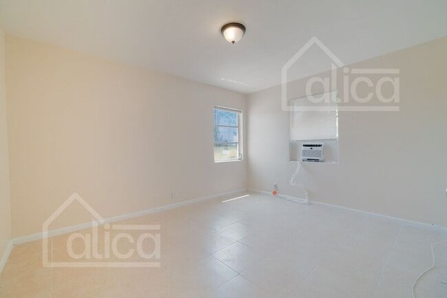 Building Photo - 803/5 Henrietta Ave