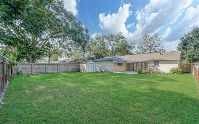 Building Photo - 15611 La Casa Ln