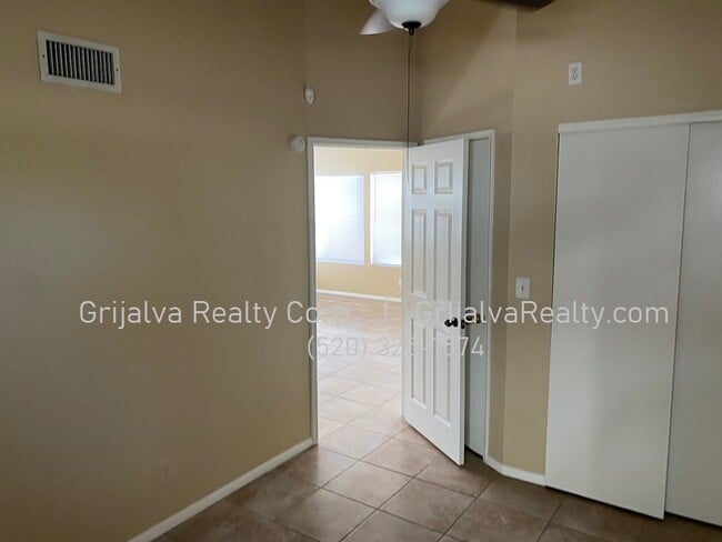 Building Photo - 3 Bedroom, 2 Bath Townhouse For Rent  (Los...