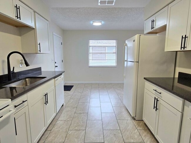 Foto del edificio - 1738 E Fern Rd