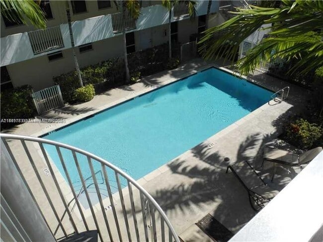 Foto del edificio - 8950 SW 69th Ct
