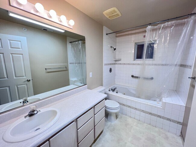 Foto del edificio - N201 One Bedroom Apartment UTILITIES INCLUDED - Gemstone Properties