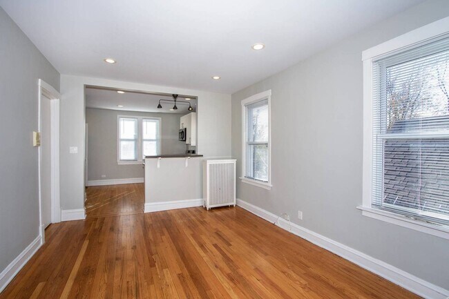 Foto del edificio - 2251 W Montrose Ave