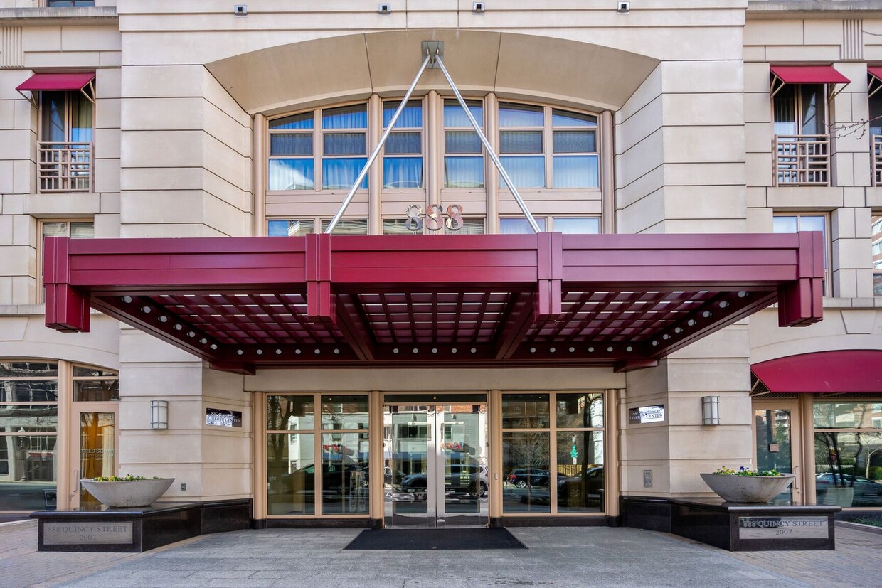 Sun-Drenched 1BR Condo with Rooftop Pool & Parking in Heart of Ballston - Sun-Drenched 1BR Condo with Rooftop Pool & Parking in Heart of Ballston