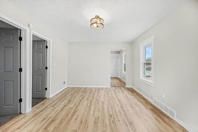 Foto del edificio - Updated 3BR Upper Unit with Garage Parking and Porch