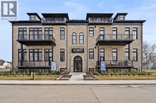 Building Photo - 247 Brock St
