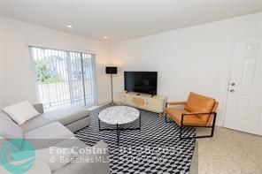 Foto del edificio - 570 NE 64th St