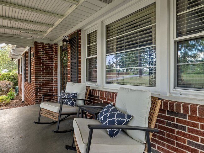 Foto del edificio - Immaculately Maintained 2 BR, 1 BA Short-Term Rental in Greer NO APPLICATION FEE if APPROVED