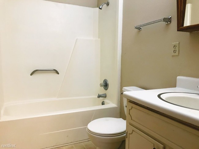 Building Photo - 2 br, 1 bath Duplex - 200 Bucknell Ct 202