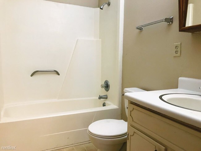 Foto del edificio - 2 br, 1 bath Duplex - 200 Bucknell Ct 202