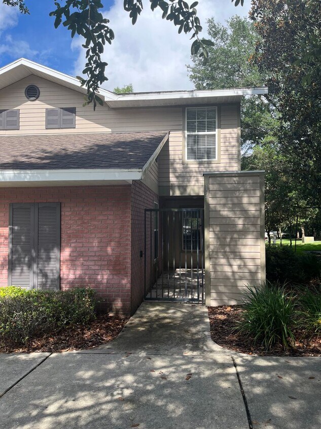 Foto principal - Beautiful Townhome - Woods Edge